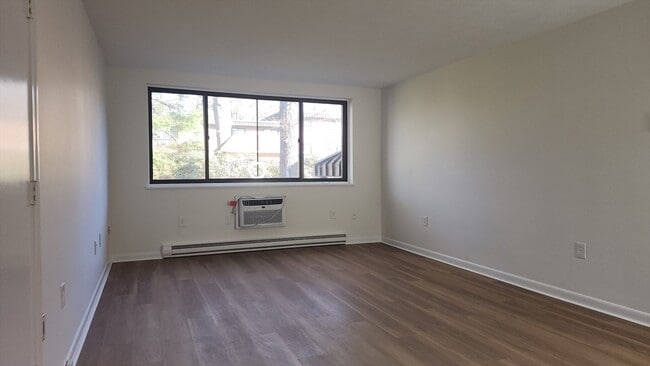 Foto del edificio - 1323 Worcester Rd