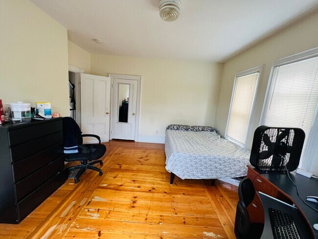 Building Photo - Great five bed in Allston