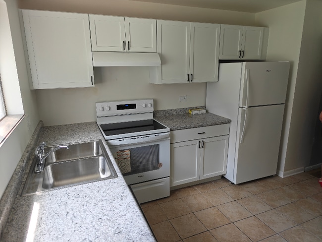 Building Photo - 2208 W Nichols Rd