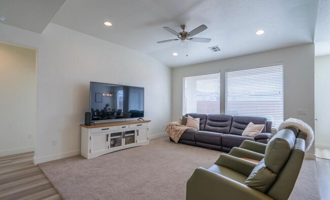 Building Photo - 3094 Fuchsia Dr