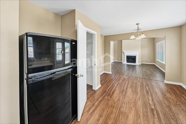 Foto del edificio - 8923 Wild Rose Ln