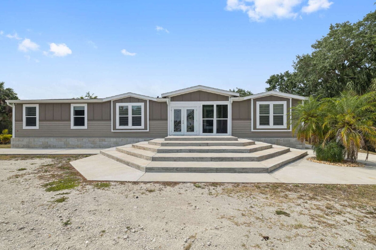 "Spacious 4-Bedroom Retreat with 3400 Sq Ft of Comfort in Gibsonton, FL!" - "Spacious 4-Bedroom Retreat with 3400 Sq F...