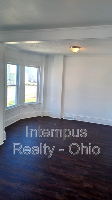 Building Photo - 2070 W 105th St