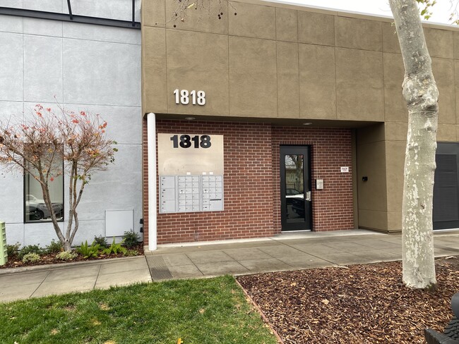 Entrada del edificio - 1818 22nd St
