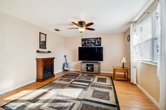 Building Photo - 2 br, 2 bath House - 4404 Hagen Avenue