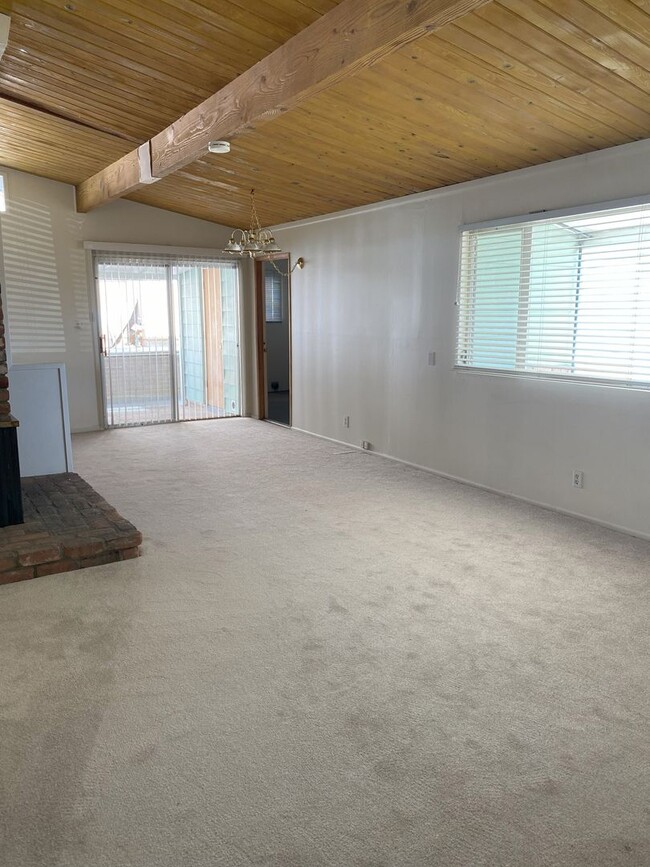 Building Photo - Rural East End Moreno Valley 3 Bedroom