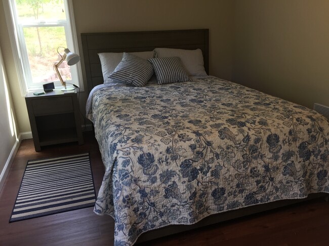 Dormitorio con una cama queen. - 123 Lake Louise Dr SW