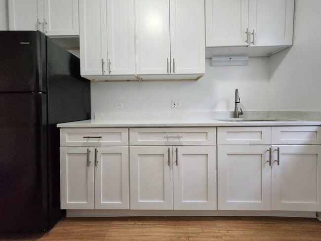 Building Photo - 3221 W Diversey Ave