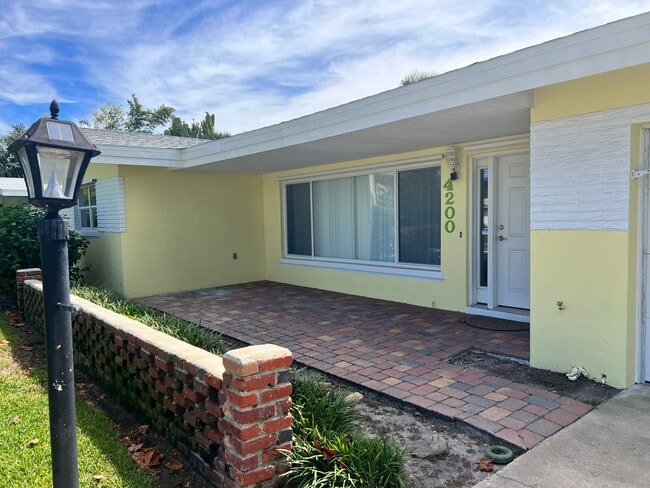 Foto del edificio - MAXIMO MOORINGS 3/2/2 HOME NEAR ST. PETE B...