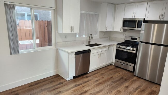 Building Photo - 988 El Camino Dr