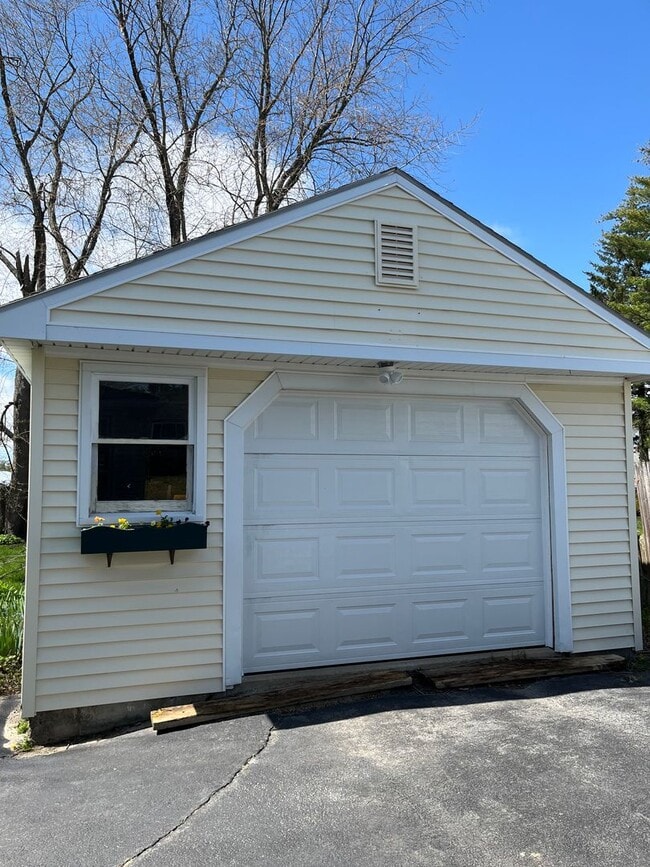 Building Photo - Three Bedroom Cape for Rent in Great Portland Neighborhood!