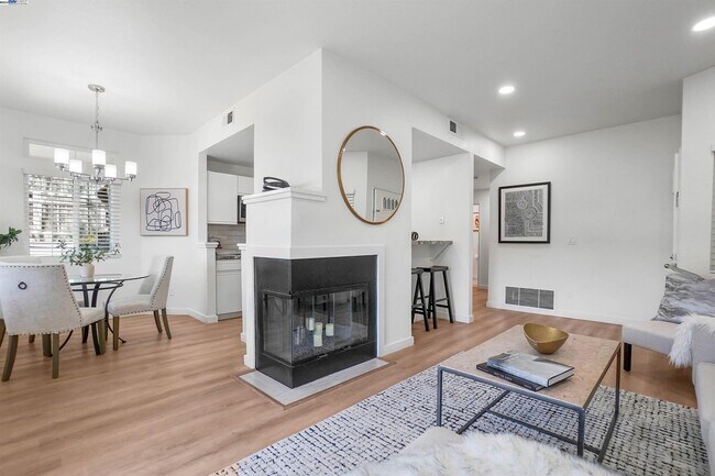 Foto del edificio - 8145 Mountain View Dr