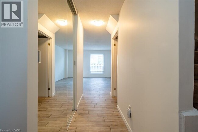 Photo du bâtiment - 680 Regency Ct