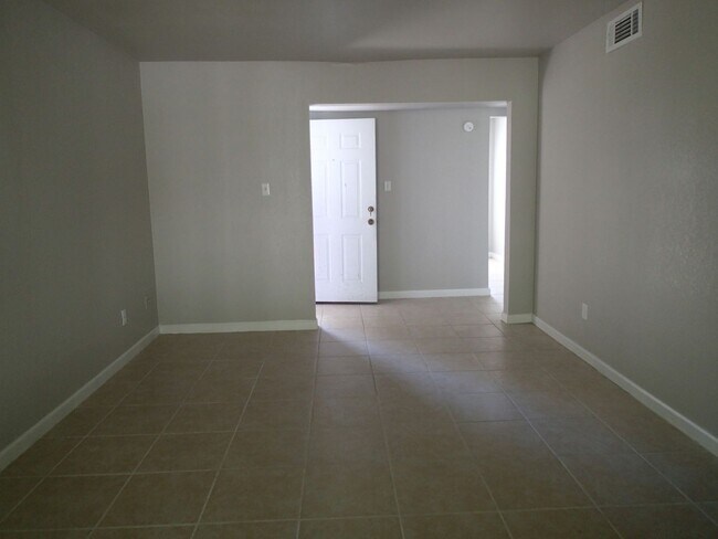 Foto del edificio - 2 Bedroom Apartment near VSU!