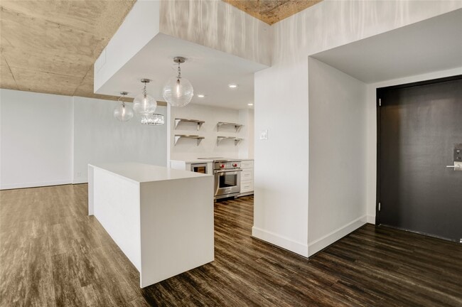 Building Photo - 2701 Westheimer Rd