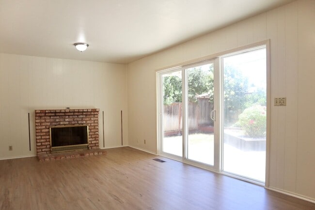 Building Photo - Enchanting, roomy home with large yard in Niles-Fremont!