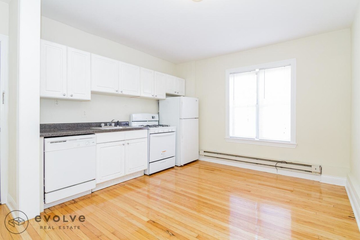 Primary Photo - 427 W Belden Ave