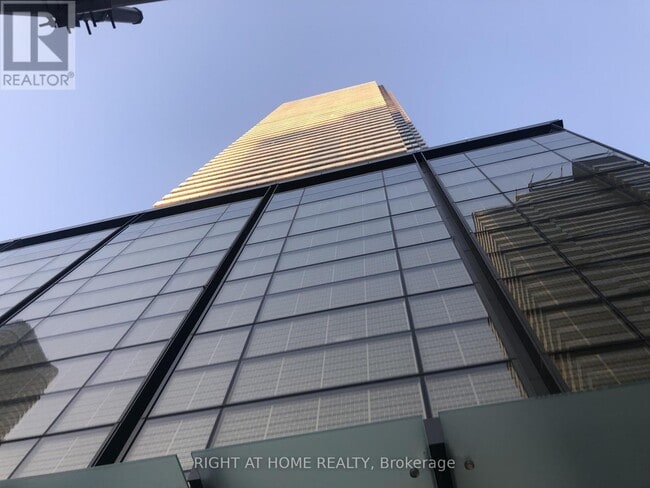 Building Photo - 501 Yonge St