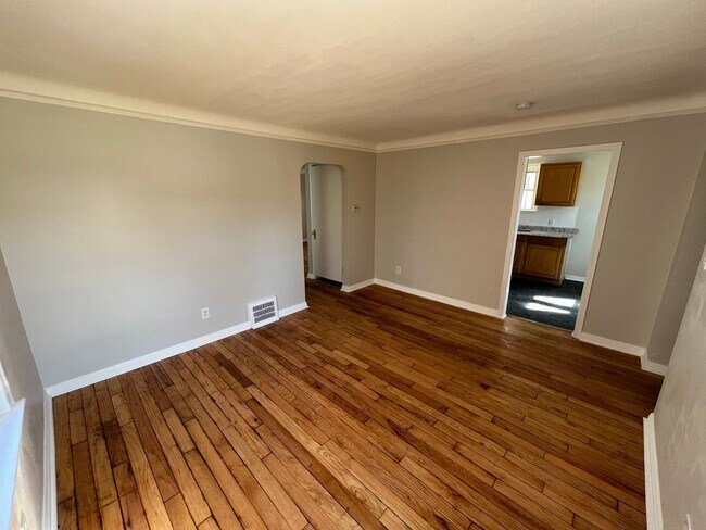 Foto del edificio - 3 Bed 1 Bath bungalow with basement on eas...