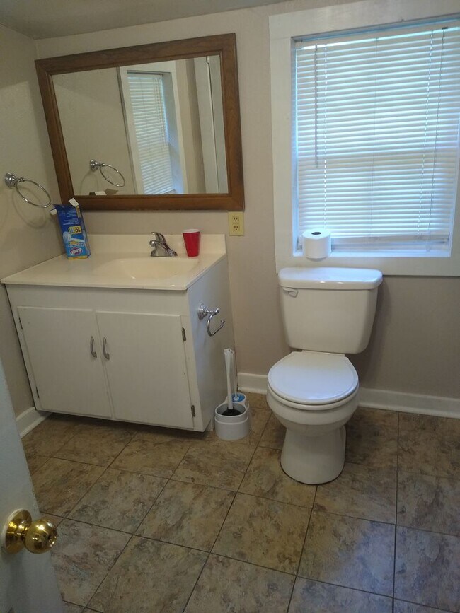 Building Photo - Charming 2BD House in a quiet cove located...