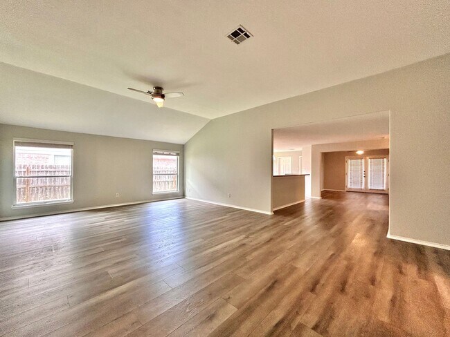 Foto del edificio - Spacious 4/BR 3/BA One-Level Home with Lar...