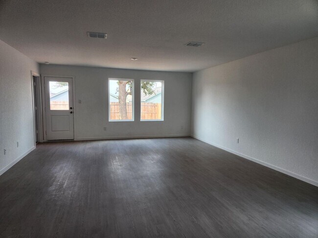 Foto del edificio - FOR LEASE!! NEW CONSTRUCTION!!!