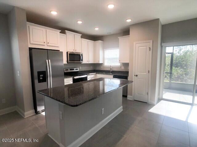 Building Photo - 13991 Molina Dr