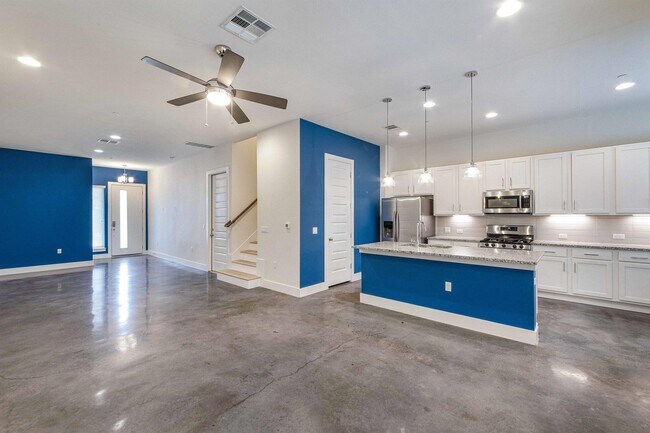 Building Photo - 8922 Menchaca Rd