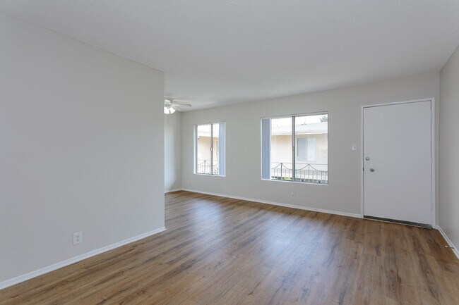 Building Photo - 842 Elm Ave