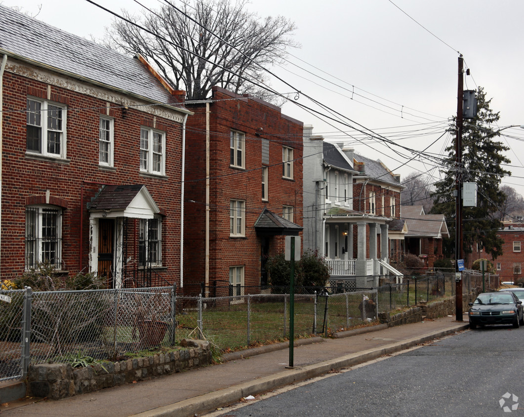 Foto del edificio - 3517 Brothers Place SE