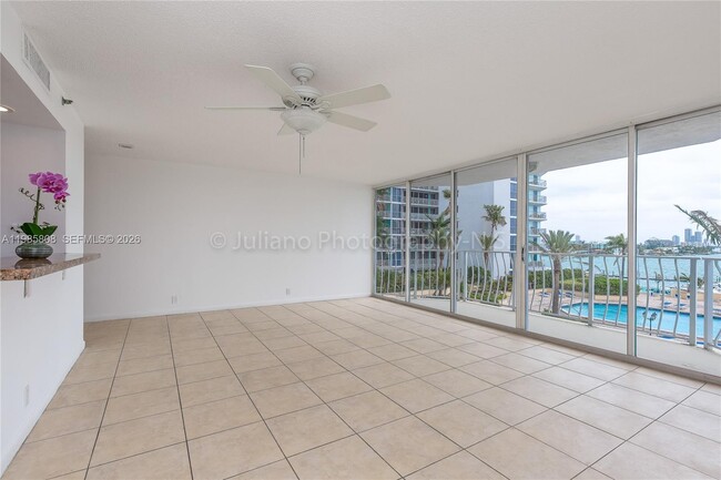 Foto del edificio - 7601 E Treasure Dr