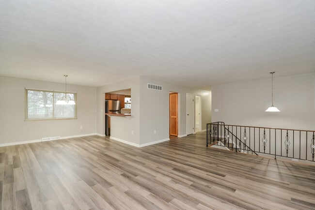Foto del edificio - 8505 Goldfinch Way