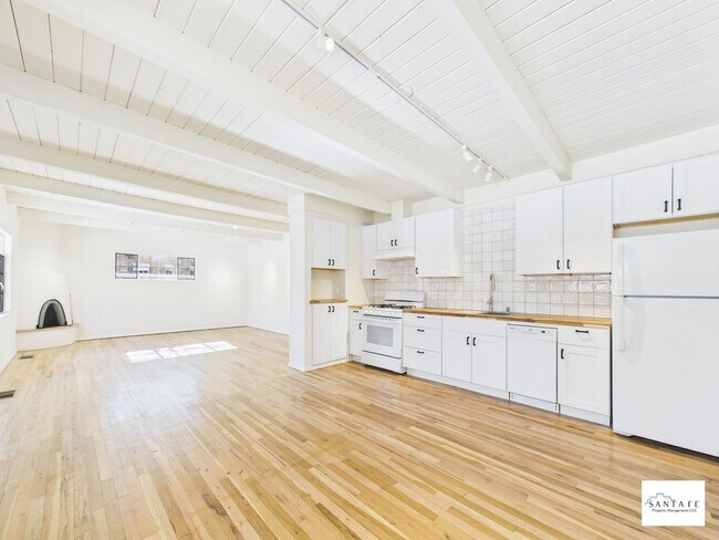 Foto del edificio - Beautifully Remodeled Unit Near Downtown Santa Fe Available Now!