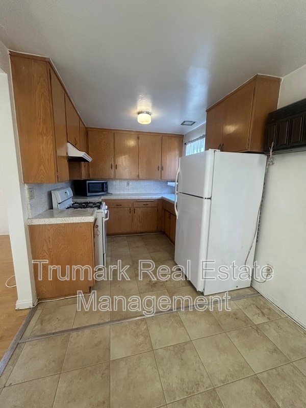 Building Photo - 4401 Clayton Ave W