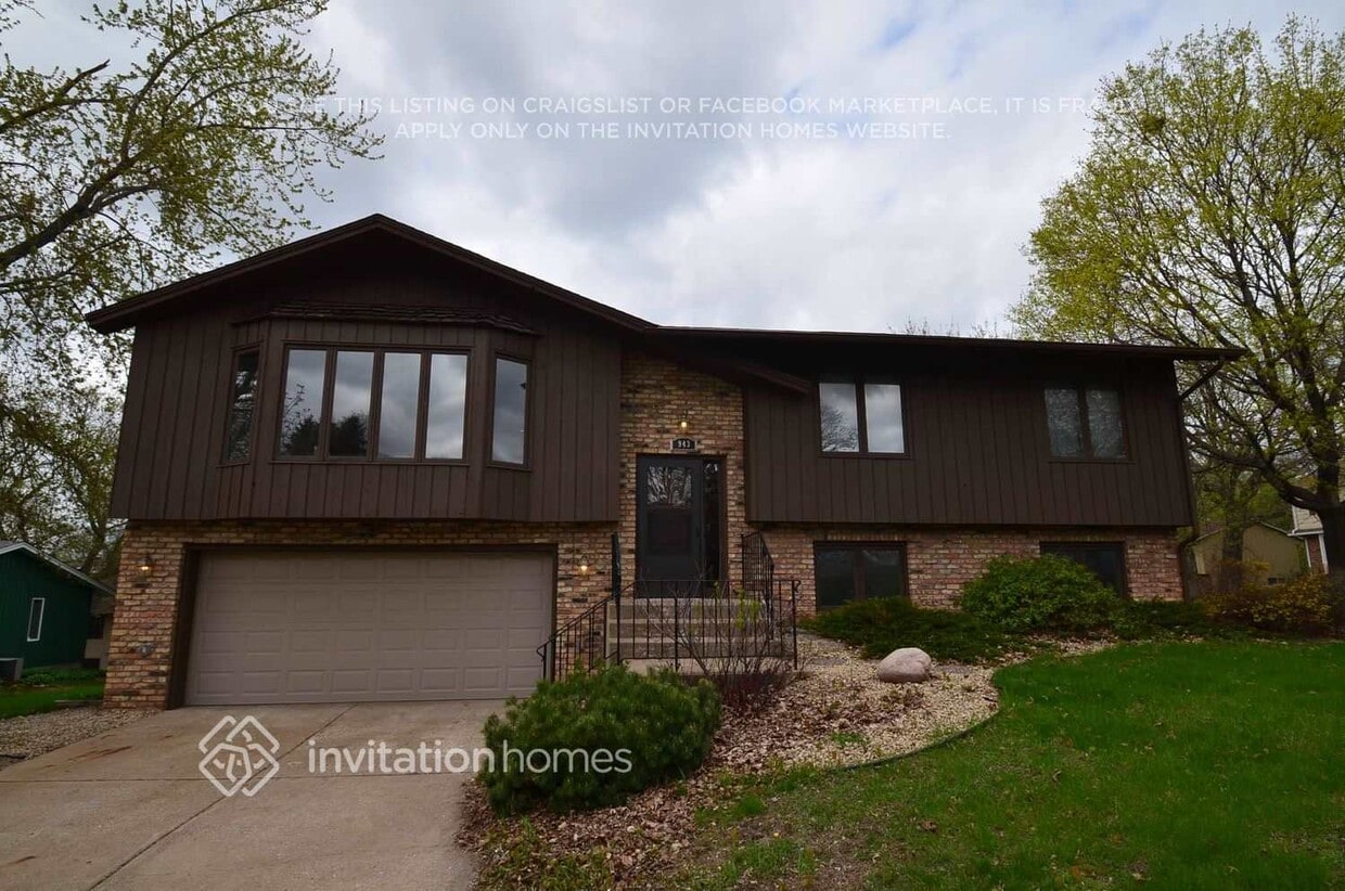 Primary Photo - 943 Pine View Ct