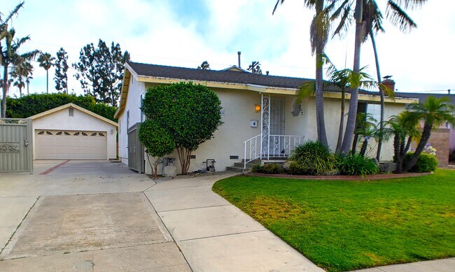 Building Photo - 8845 Glider Ave