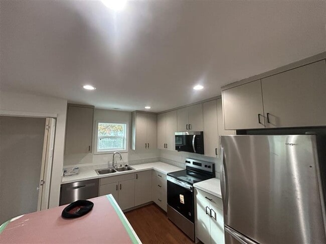 Building Photo - 118 S Harkness St