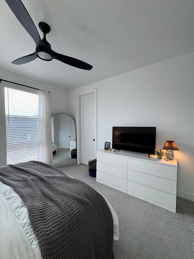 Building Photo - "Spacious 4-Bed Townhouse with Scenic Views & Rooftop Patio in American Fork!"