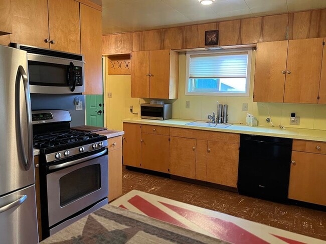 Building Photo - Great spacious 3-bedroom residence