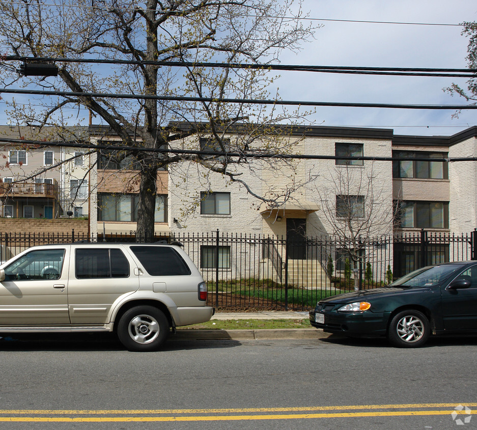 Building Photo - 840 Chesapeake St SE