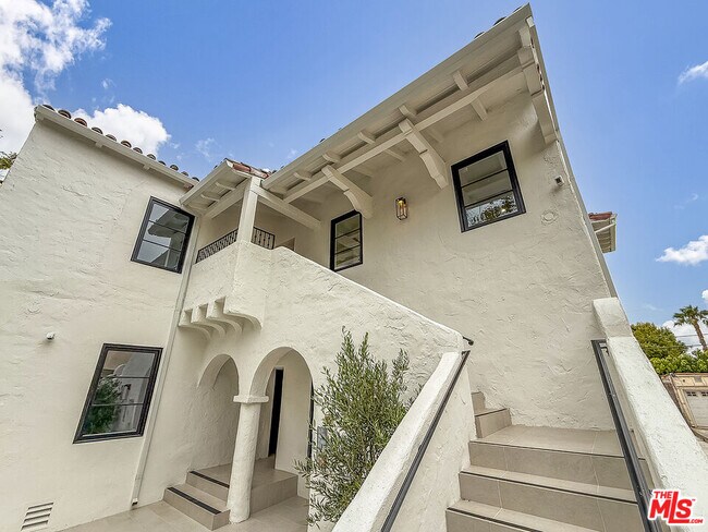 Building Photo - 150 N Arnaz Dr