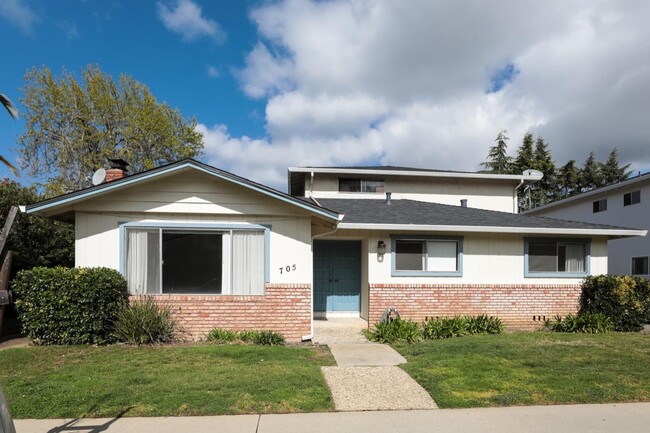 Building Photo - 705 Nido Dr