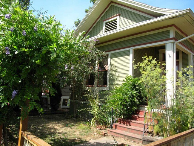 Building Photo - 835 SE 37th Ave