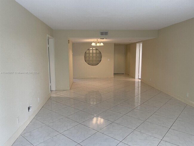 Foto del edificio - 491 Racquet Club Rd