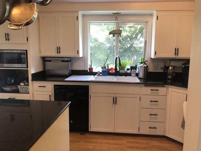 Foto del edificio - 2118 Elysium Ave