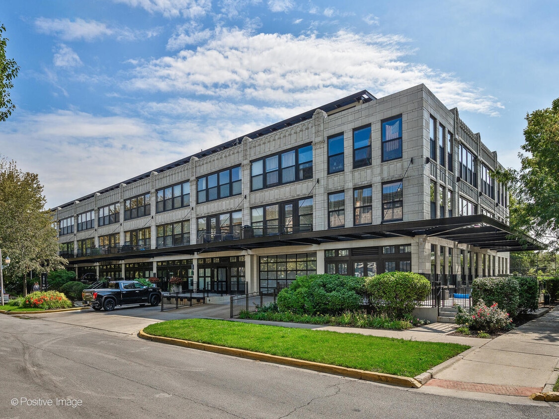 Primary Photo - 1071 W 15th St