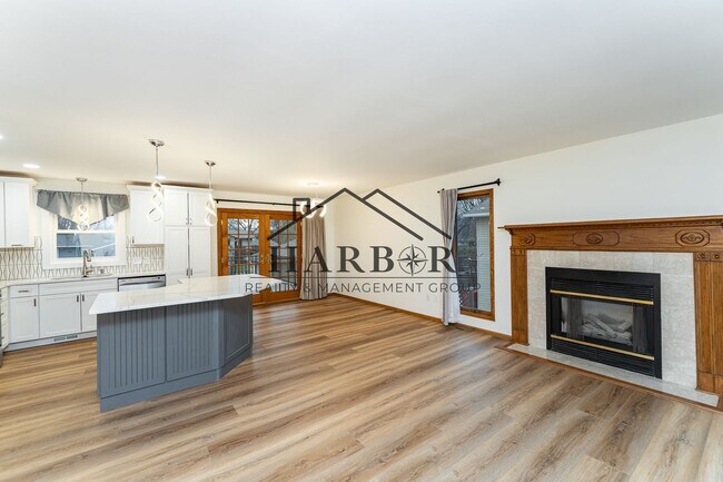 Building Photo - 1709 8 1/2 Avenue SE