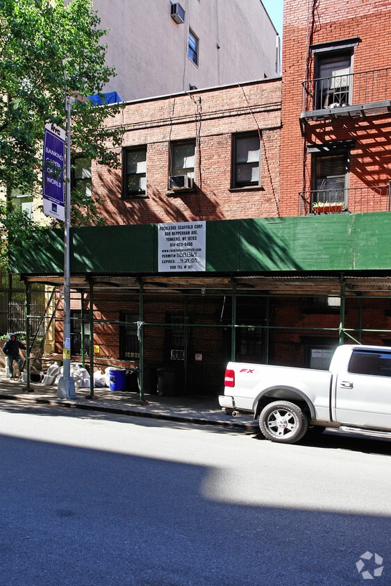 Building Photo - 218 W 17th St
