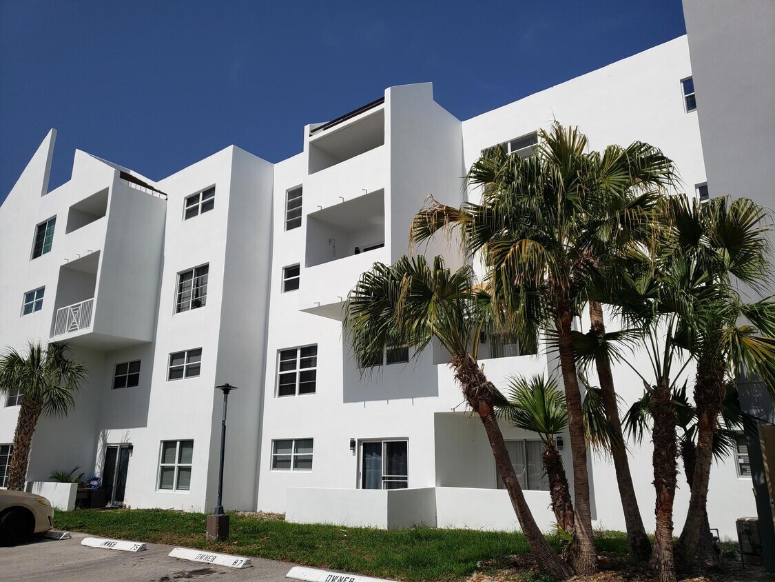 Primary Photo - 2850 NE 14th Street Causeway