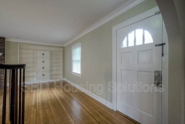 Building Photo - 1825 S Vassar Ave